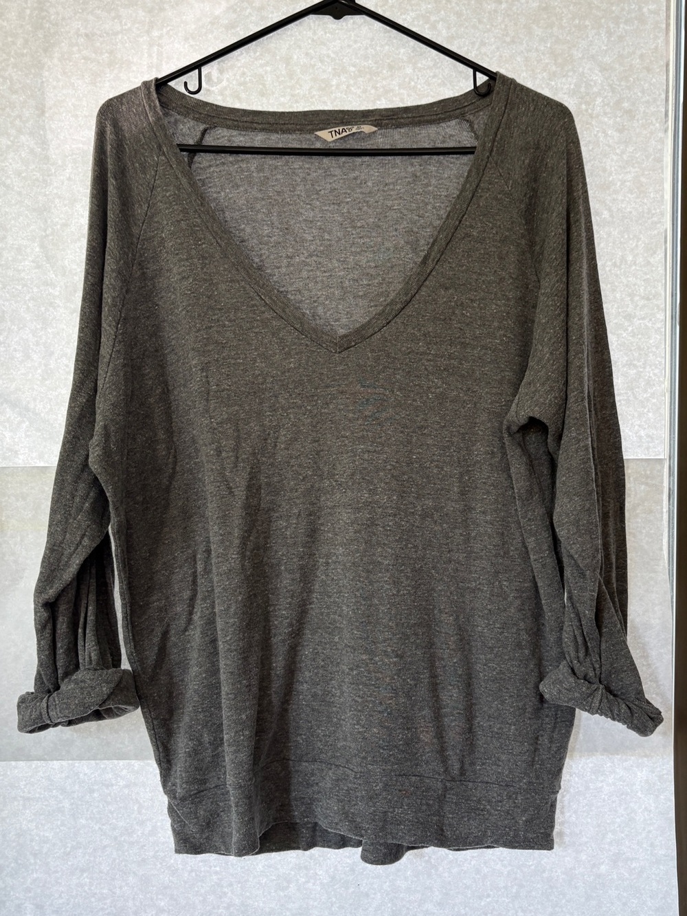 Aritzia Brand - TnA Women's V-Neck 3/4 Sleeve Top — Charcoal Gray